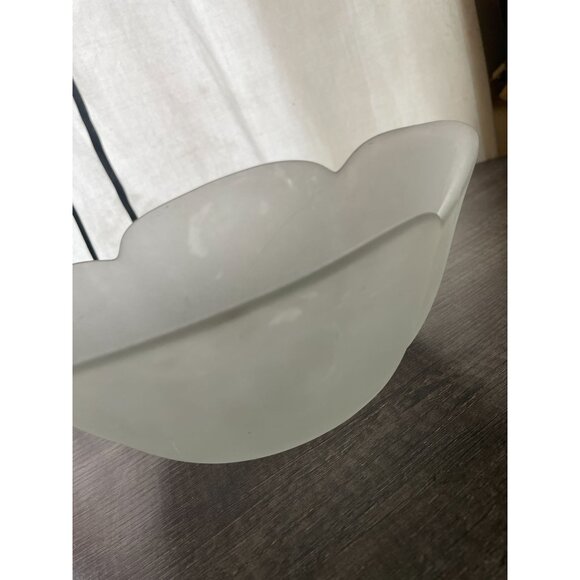 Large 9" white frosted scalloped clover serving fruit bread bowl - Picture 4 of 6